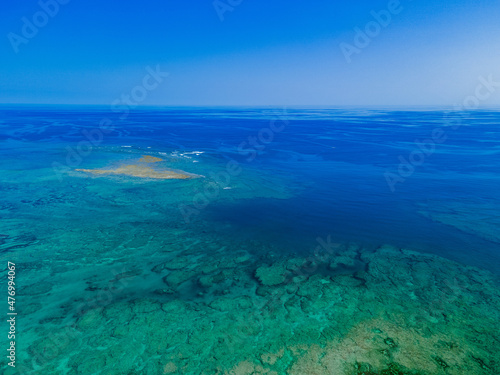 沖縄県百名ビーチからから青い海とリーフを航空撮影 © Assa_Reef