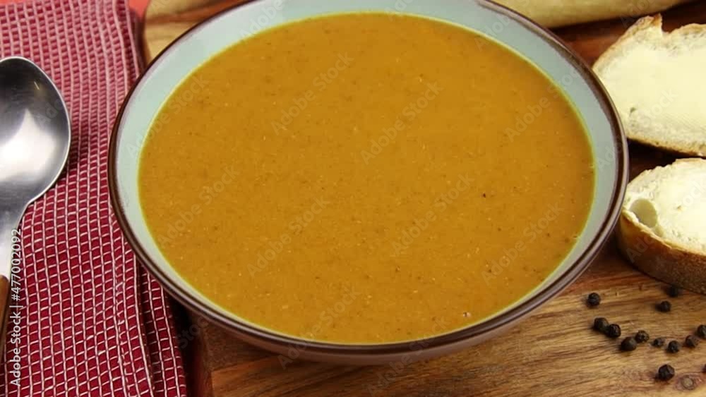 bol de soupe aux légumes sur une table bol de soupe aux légumes sur une table