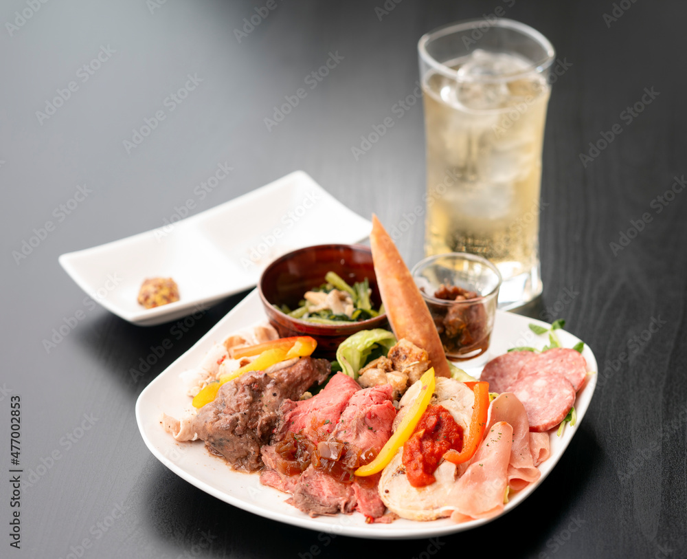 ローストビーフの入ったシャルキュトリとドリンク ローストビーフの入ったシャルキュトリとドリンク