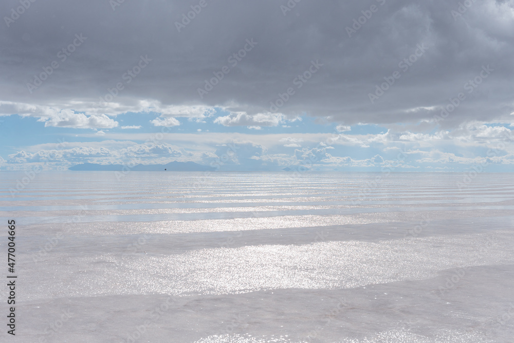 Nube de lluvia dentro del salar de uyuni