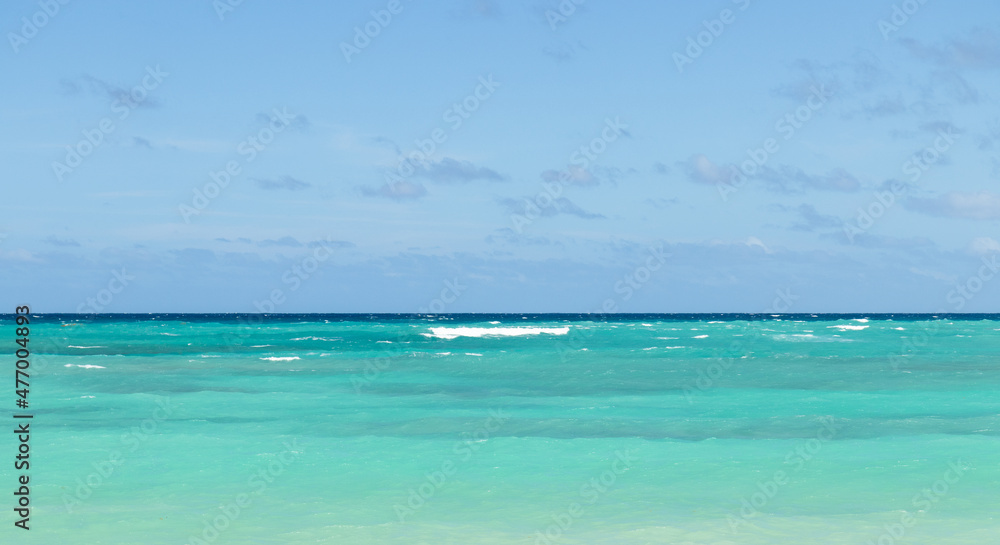 Obraz premium The landscape of the beautiful turquoise ocean.