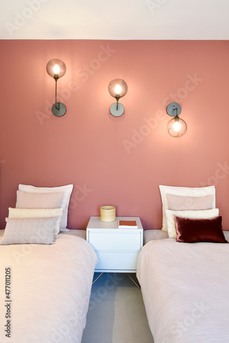 Frontal vertical picture of a contemporary twin bedroom