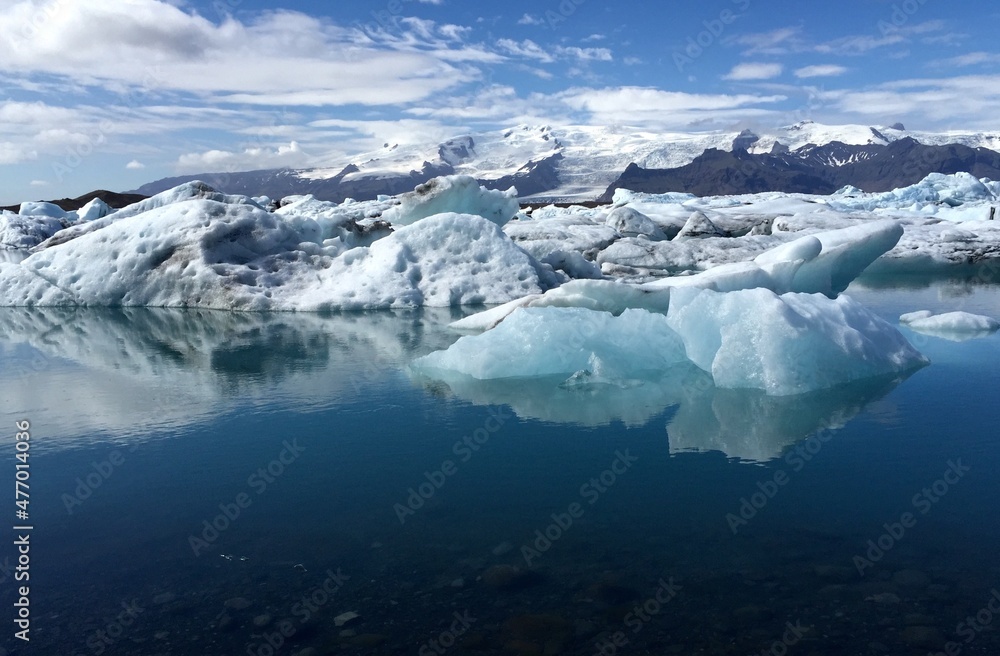 Im Wasser treibendes Eis in der Gletscherlagune Jökulsarlon, Island