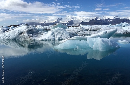 Im Wasser treibendes Eis in der Gletscherlagune Jökulsarlon, Island