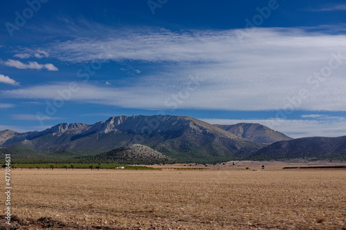 Montagnes et champs cultivés. Andalousie. Espagne.