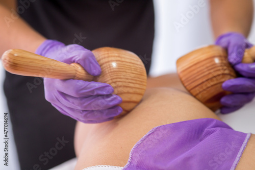 Fotografie, Tablou Mujer caucasica, dando masaje reductivo con tecnica de maderoterapia para bajar