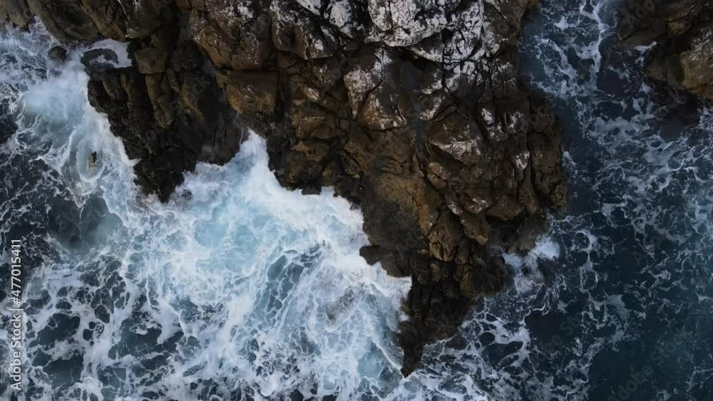 mer et vagues sur les rochers en Méditerranée mer et vagues sur les rochers en Méditerranée