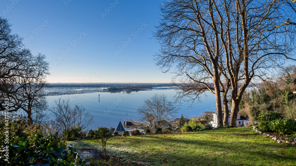 Ausblick ins Elbtal vom Hochufer in Hamburg wolkenlos Ausblick ins Elbtal vom Hochufer in Hamburg wolkenlos