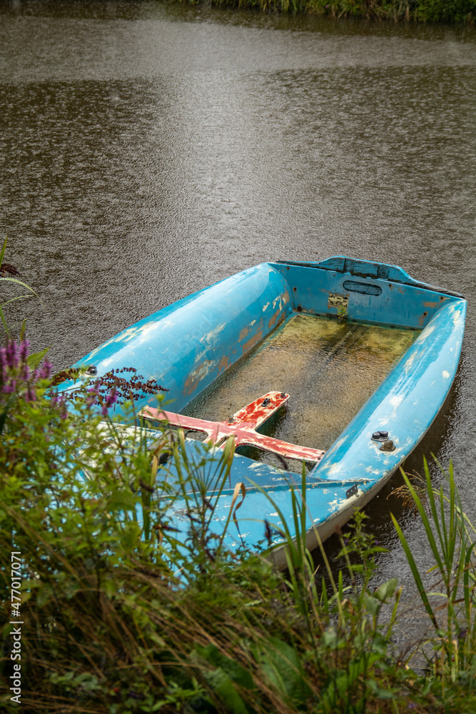 łódka w deszczu - obrazy, fototapety, plakaty 