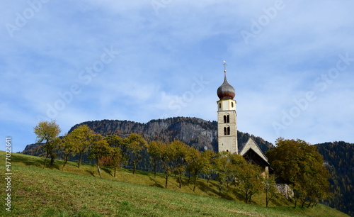 St. Valentin Kirche bei Seis am Schlern, Südtirol, Italien, Europa, alte bekannte Kirche mit Fresken auf einer Wiese mit Bäumen im Herbst, Seiser Alm	