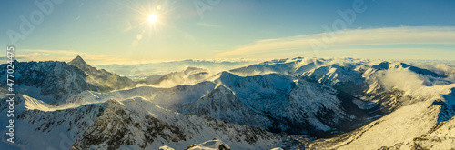 Zimowa panorama Tatr ze Świnicy w stronę Słowacji