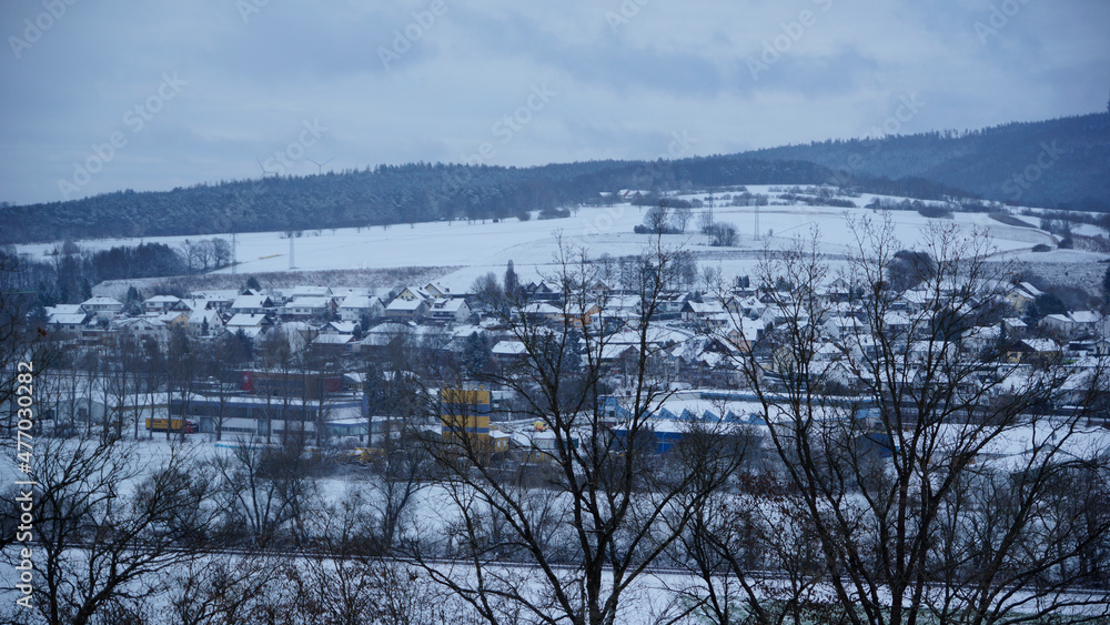 Blick auf Unterhaun in der Gemeinde Hauneck bei Bad Hersfeld im Winter mit Schnee