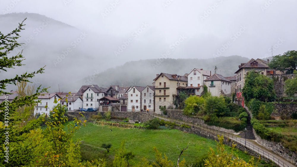 El pequeño pueblo pirenaico de Ansó bajo la niebla.