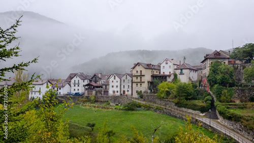 Foto El pequeño pueblo pirenaico de Ansó bajo la niebla.