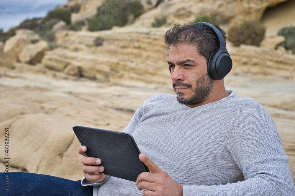 Obraz premium Man working outdoors using technology
