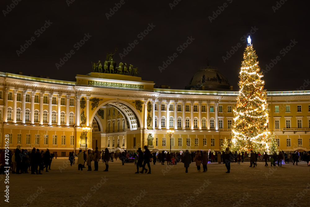 Obraz premium The main city Christmas tree at night on the square in St. Petersburg on December 26, 2021