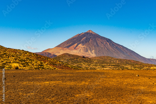 Paisaje con el pico del Teide en lo más alto 