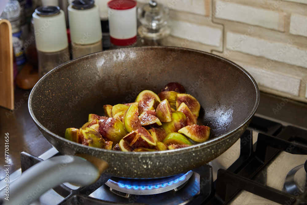 Figs are fried in frying pan on gas stove, for cooking according to recipe from the Internet Figs are fried in frying pan on gas stove, for cooking according to recipe from the Internet