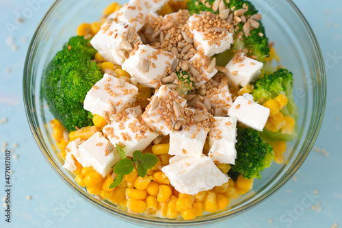 Brokkoli-Mais- Salat mit Feta-Käse