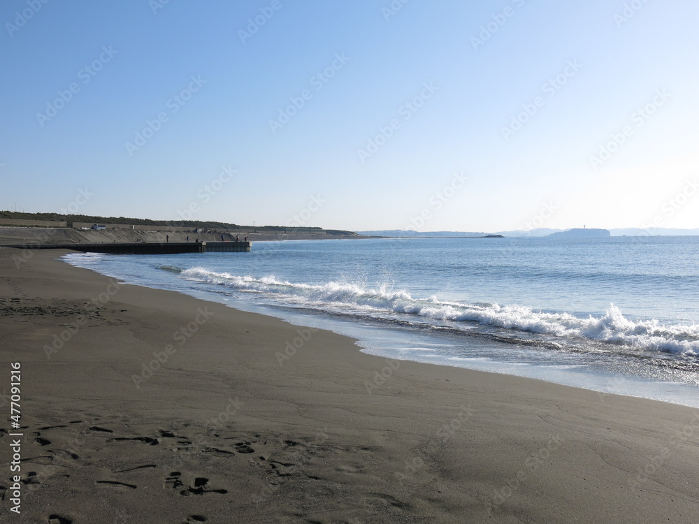 冬のサザンビーチちがさき（右手奥に江の島）　Southern Beach Chigasaki