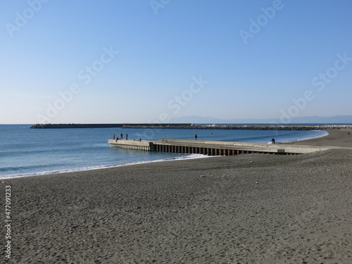 冬のサザンビーチちがさき（右手奥に伊豆半島）　Southern Beach Chigasaki photo