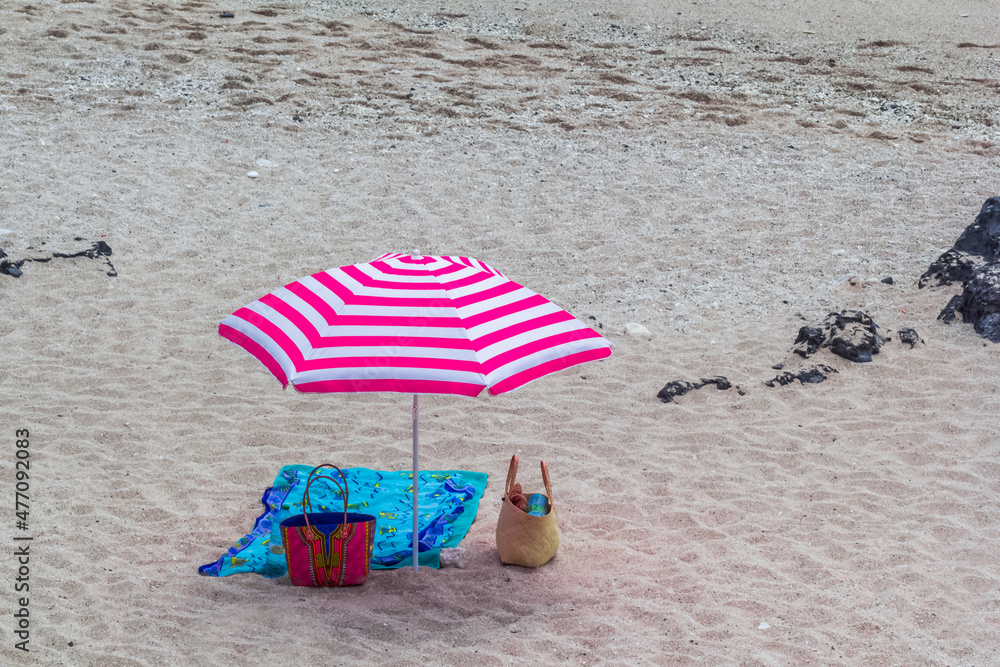 parasol rose sur plage 