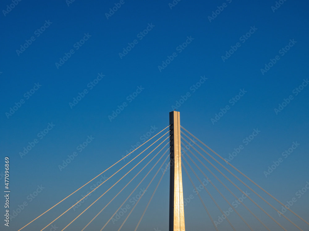 Obraz premium 夕陽に照られた吊橋の柱とワイヤー。府中四谷橋。