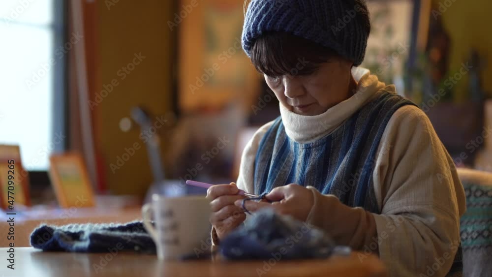 ネックウォーマーを手編みする女性 ネックウォーマーを手編みする女性