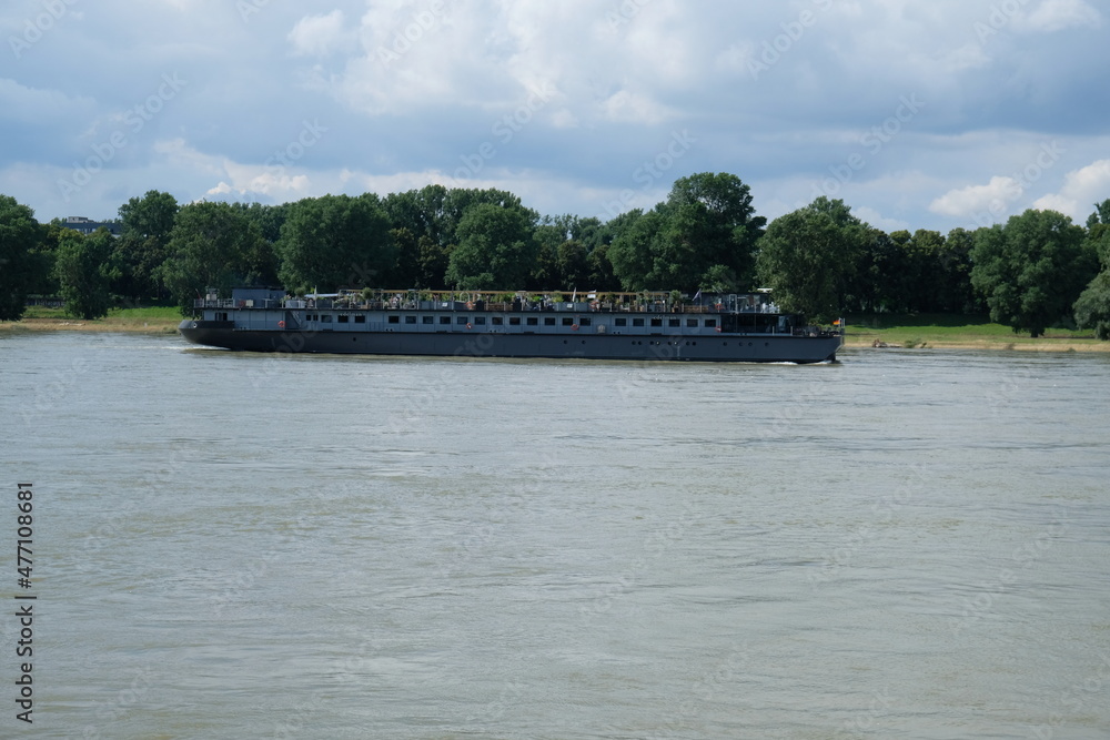 FU 2021-08-01 Rheinpark 260 Auf dem Fluss fährtein Schiff