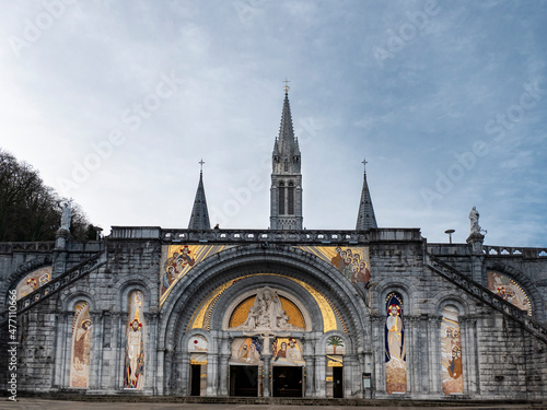 Catedral no Santuário de Lourdes em França photo