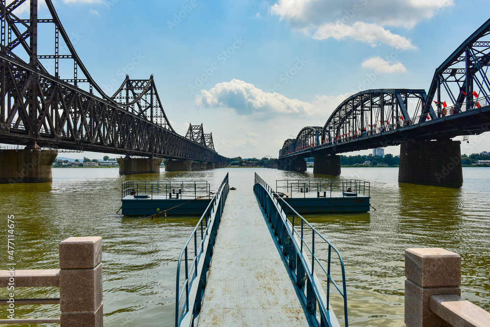 Obraz premium At the broken bridge site of Yalu River in Dandong, China, the Chinese on the plaque is translated into English: