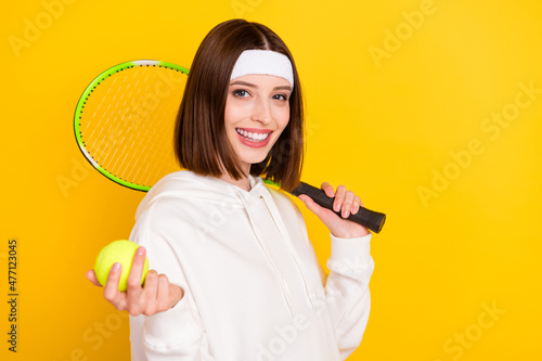 Photo Photo of sporty tennis player lady hold racket ball wear white headband sweatshi