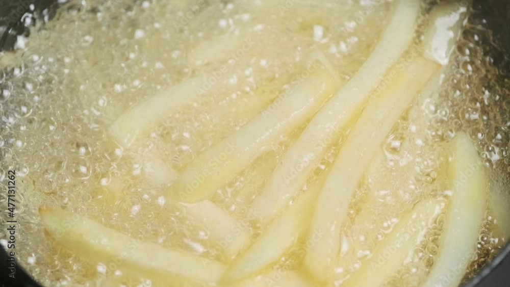 【料理】フライドポテトを油で揚げる様子 フィクス撮影
【料理】フライドポテトを油で揚げる様子 フィクス撮影