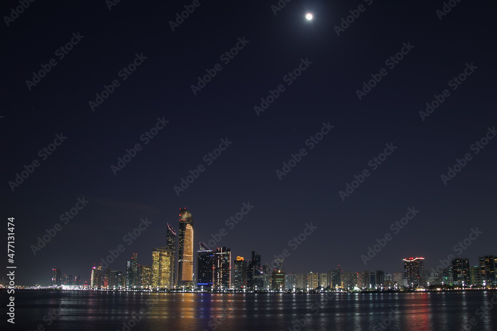 Fototapeta premium Abu dhabi skyline and corniche during Bright night