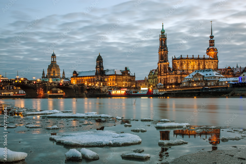 Naklejka premium Winterliche Elbufer von Dresden 