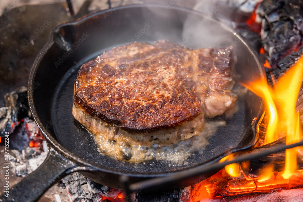 アウトドアでグリルステーキ Thick cut luxury fresh beef steak