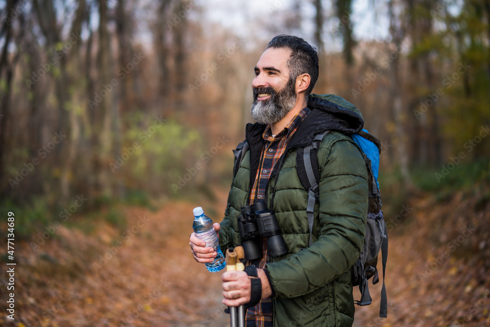 Obraz premium Image of man drinking water while hiking. 