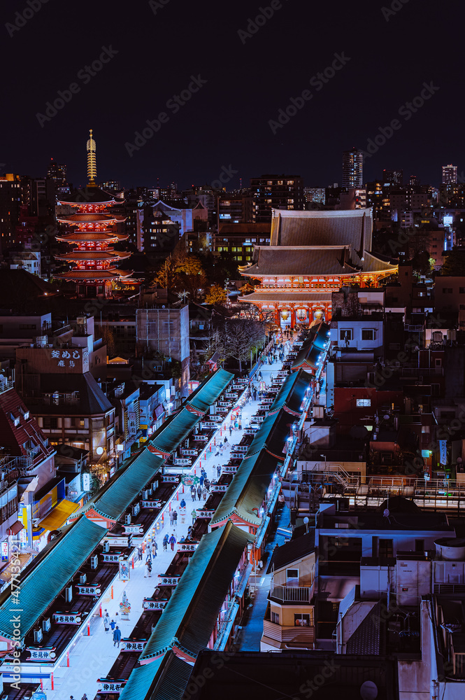 Fototapeta premium 夜の浅草、仲見世通りと浅草寺の景色