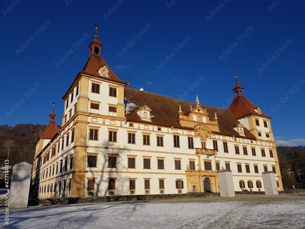 Die Fassade vom barocken Schloss Eggenberg in Graz