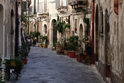 Fototapeta Naklejka Na Ścianę i Meble -  Italy, Sicily: Old street in Syracuse.