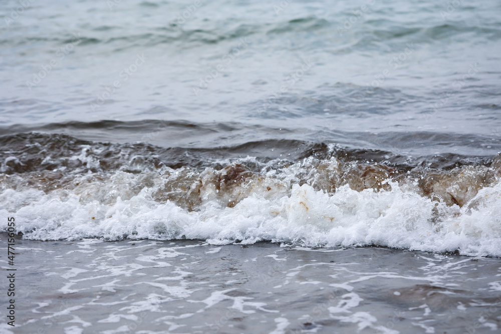 Wellen mit weißen Schaum am Strand der Ostsee.
Wellen mit weißen Schaum am Strand der Ostsee.