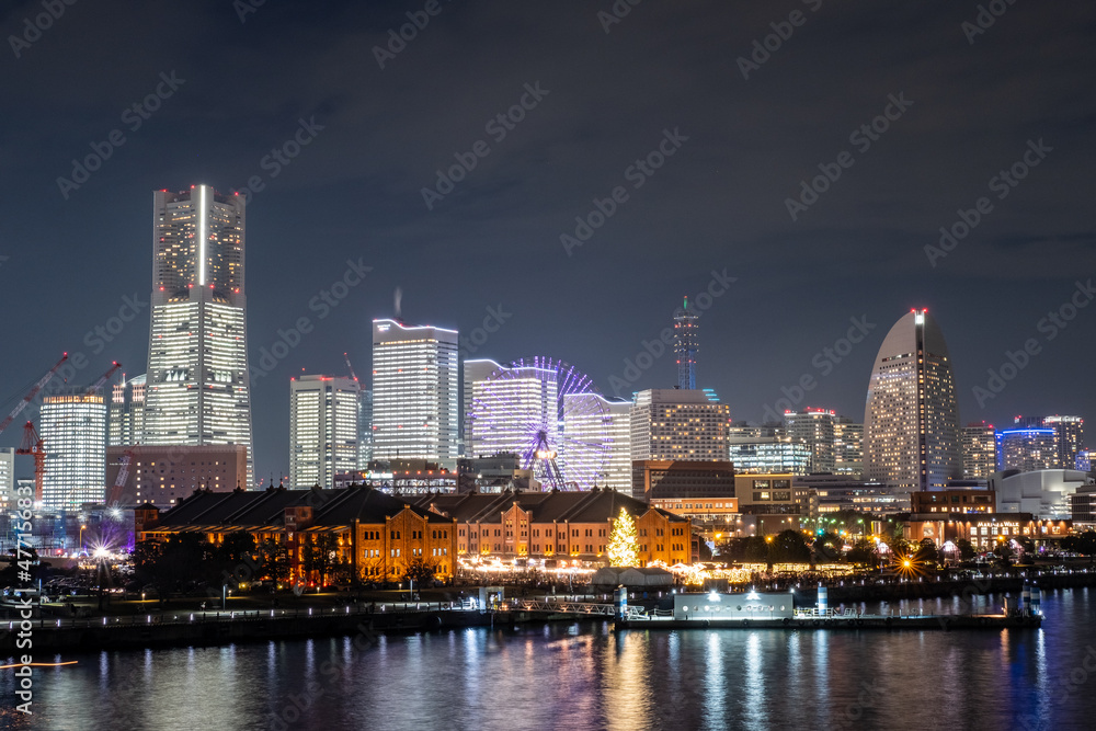 神奈川県横浜市大さん橋から見た全館点灯したみなとみらいの夜景