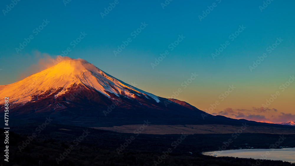 朝日に染まる富士山