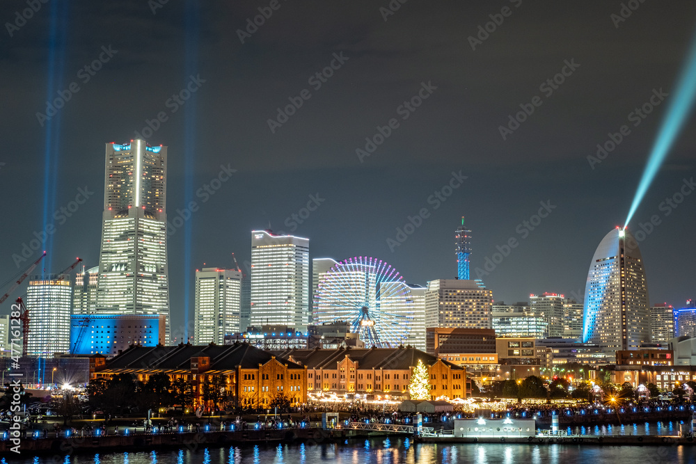 Fototapeta premium 神奈川県横浜市大さん橋から見たみなとみらいの全館点灯した夜景