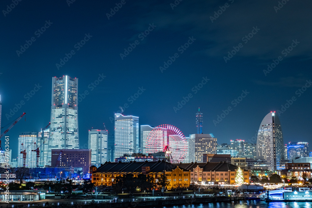 神奈川県横浜市みなとみらいのビルが全館点灯した夜景