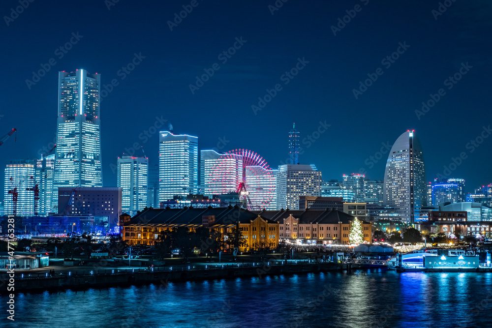 神奈川県横浜市みなとみらいのビルが全館点灯した夜景