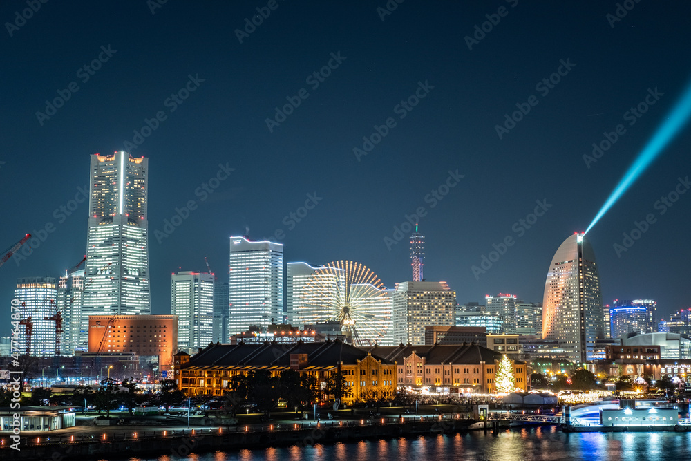 Naklejka premium 神奈川県横浜市みなとみらいのビルが全館点灯した夜景