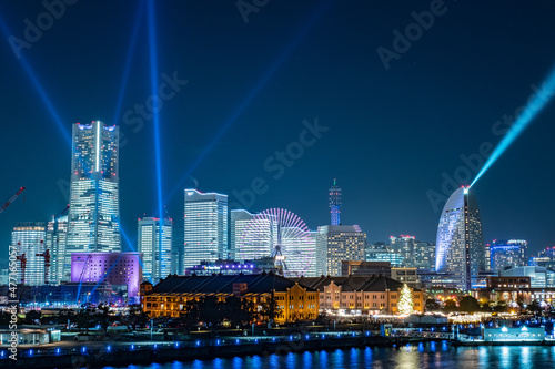 Wallpaper Mural 神奈川県横浜市みなとみらいのビルが全館点灯した夜景 Torontodigital.ca