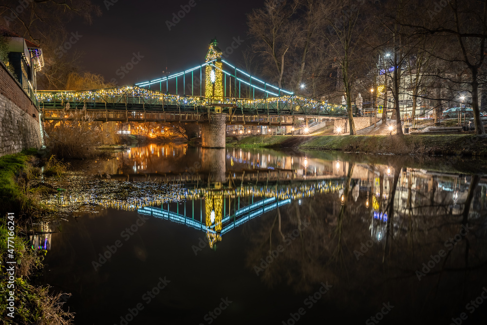 Most Groszowy w Opolu oświetlony iluminacjami świątecznymi w nocy - obrazy, fototapety, plakaty 