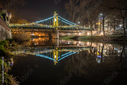 Most Groszowy w Opolu oświetlony iluminacjami świątecznymi w nocy © Henryk Niestrój